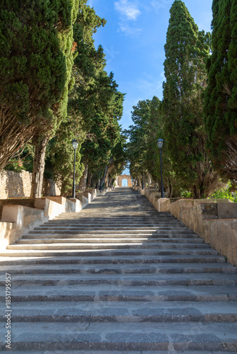 Aufgang zur Wallfahrtskirche auf dem Burgberg in Arta, Mallorca