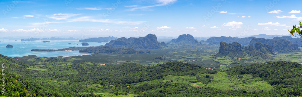 Obraz premium views of krabi from khao sok national park, thailand