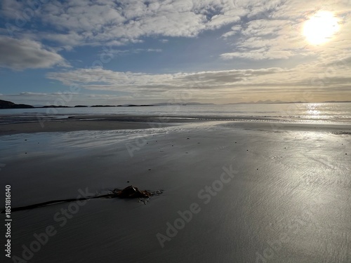 Fotografia Beautiful wild beach Isle of Mull Scotland Uisken the beautiful rocky and sandy