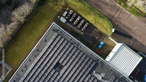 Foto Aerial drone view of large scale cutting-edge technology and futuristic infrastructure of a large-scale data center in Milton Keynes, UK
