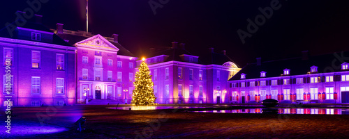 Tableau sur toile Apeldoorn, The Netherlands - December 20, 2025: Panoramic view of Royal Palace h