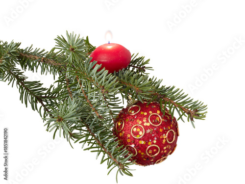 Bombka i świeczka na gałązce jodły.