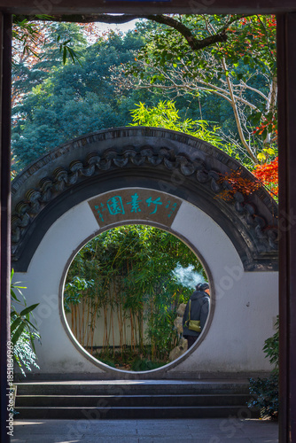 Foto Autumn View of the Chinese Round Gate in Zhusu Garden, West Lake Scenic Area, Ha