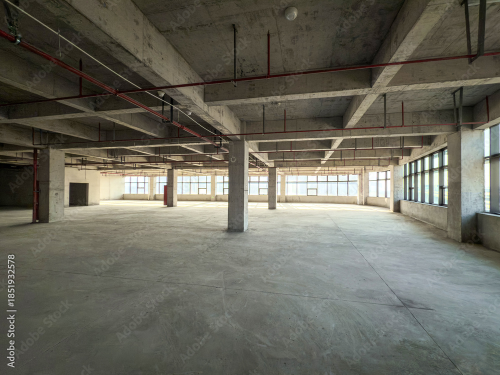 Obraz premium Expansive Modern Industrial Space with Natural Light and Urban Feel