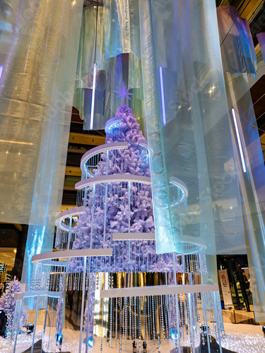 紫のベールを纏った幻想的なツリー