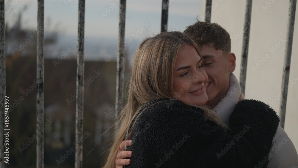 Obraz premium A romantic couple is hugging in Paris France showing love and affection. This image can be used to illustrate travel tourism relationships and European vacations.