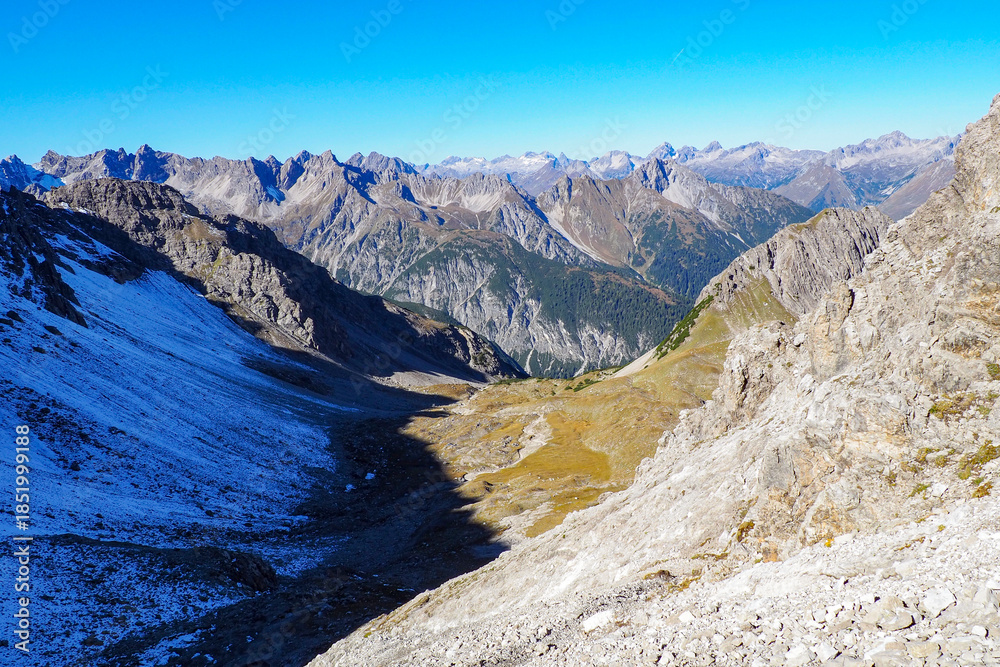 Obraz premium Wild Lechtal Alps with rugged peaks and a tranquil alpine mountain lake.