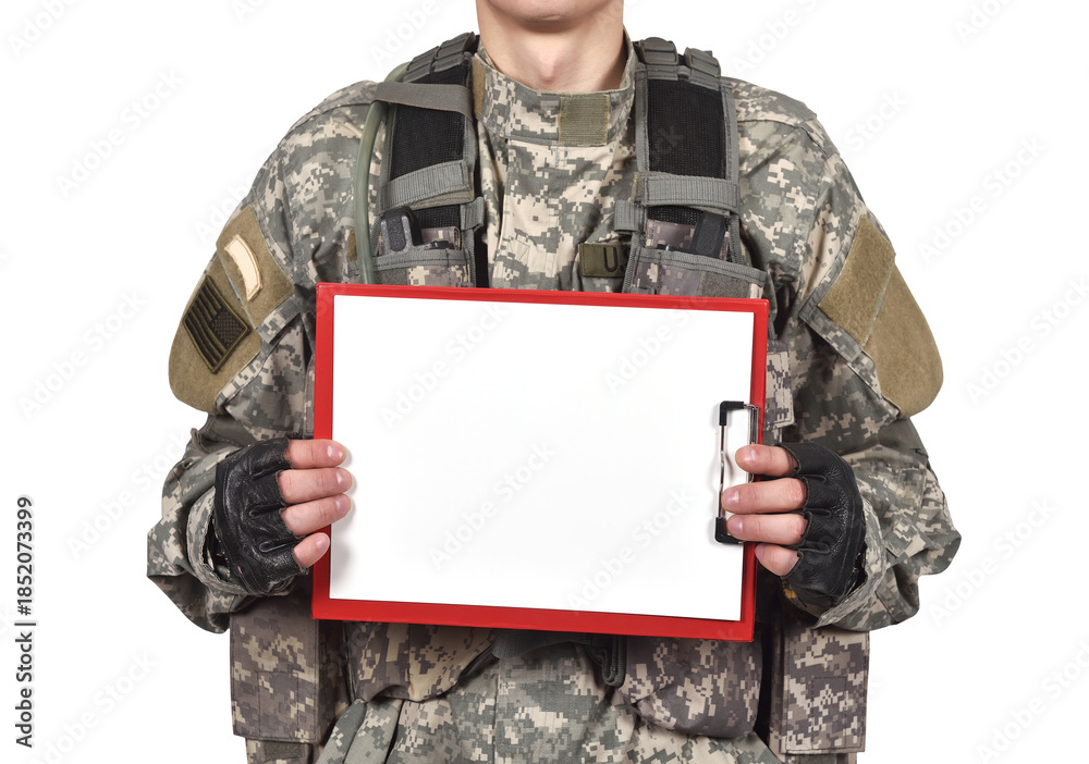 Naklejka premium A man in an American soldier uniform holds a red clipboard with a blank sheet of paper