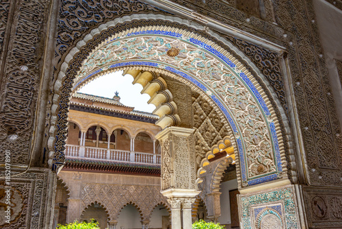 Schilderij op canvas Courtyard of Maidens in Seville Alcazar, Spain