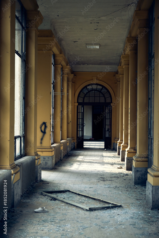 Obraz premium Abandoned hospital courtyard with classical architecture