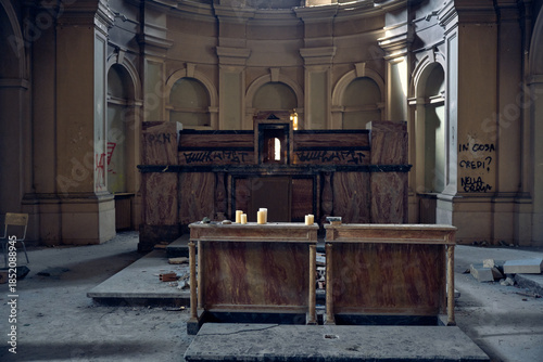 Fotografija Abandoned historic hospital with domed roof