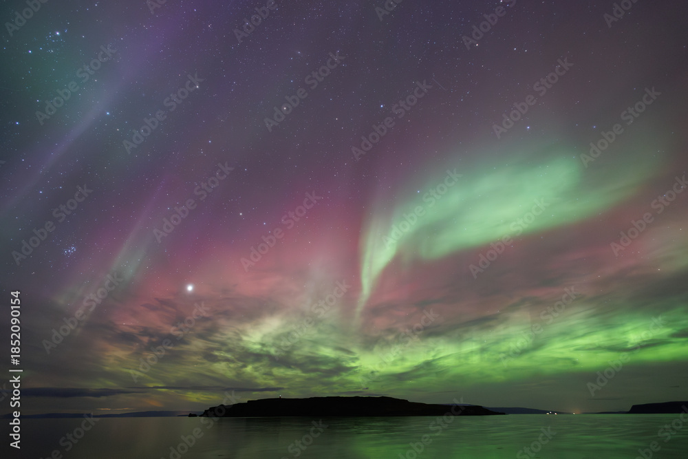 Naklejka premium Sky filled with a beautiful display of aurora