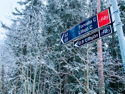 Foto Torvalla and Lillsjon Lillsjön bicycle signs in winter in Ostersund 2