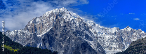 Foto Mont blanc massif with snow in Aosta valley