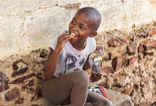 Slika na platnu single hungry african girls child in the village, bald shaved head, straw hat an