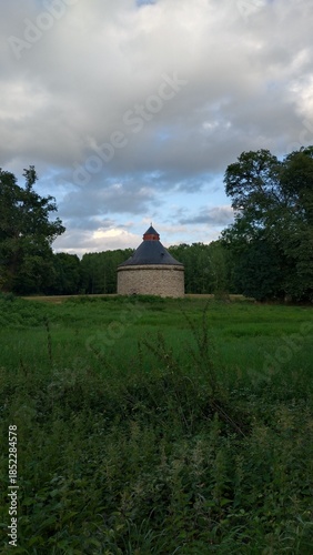 Bâtiment en pierre isolé dans un paysage rural