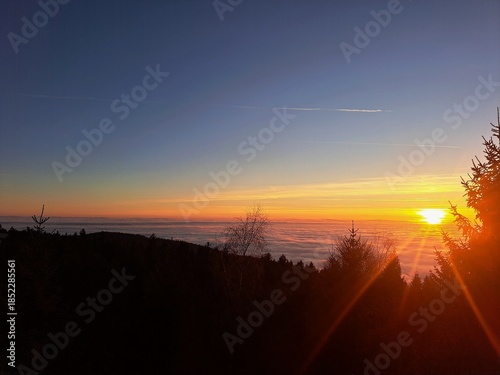 Sonnenübergang im Gebirge über den Wolken