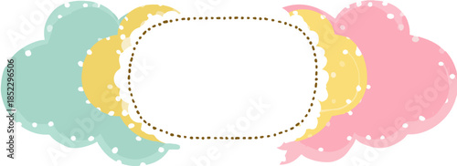 淡いパステルカラーの雲と水玉模様の装飾的なフレーム、透明でメッセージスペース