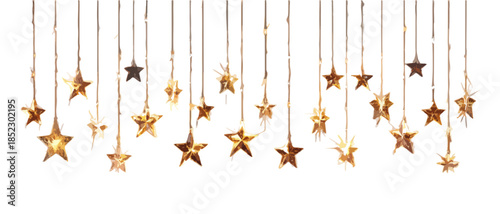 Guirnalda de luces LED doradas con formas de estrellas colgantes sobre fondo blanco transparente.