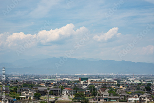 夏の山梨県南アルプス市の街並み