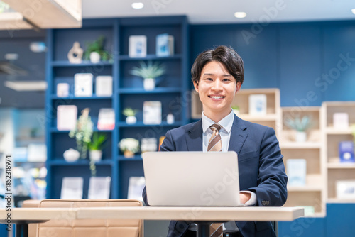 オフィスで働く若いビジネスマン