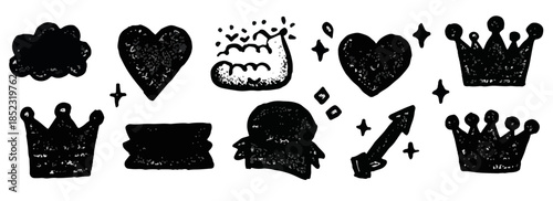 Coleção de ícones desenhados à mão em preto e branco, incluindo coroas, corações e nuvens com fundo transparente.