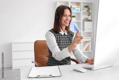 Female technical support ag...