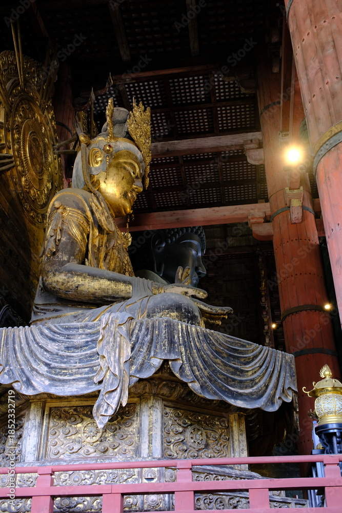 Fototapeta premium 東大寺の大仏と虚空蔵菩薩像 奈良県