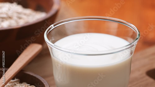 オーツ麦から作られた植物性ミルクのナチュラル食材