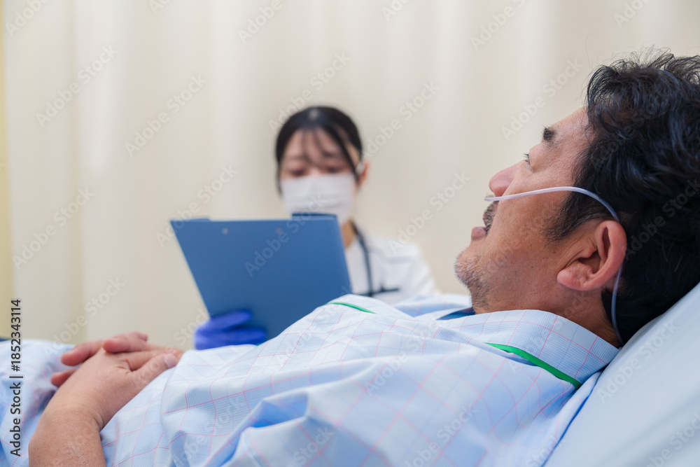 Fototapeta premium 病棟で入院患者のケアをする医療従事者の女性