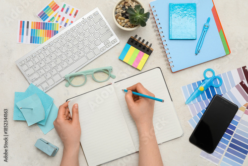 Female graphic designer dra...