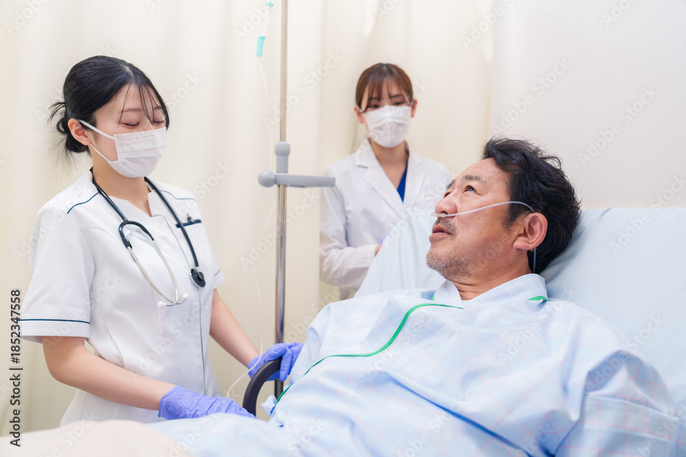 Obraz premium 入院患者の問診をするドクターと看護師