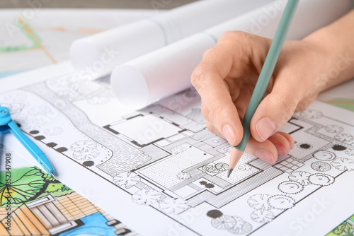Fotografía Woman drawing zoning plan, closeup