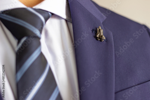 Fotografía Man wearing suit with space shuttle lapel pin