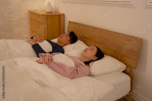 夫婦　睡眠　自宅の寝室