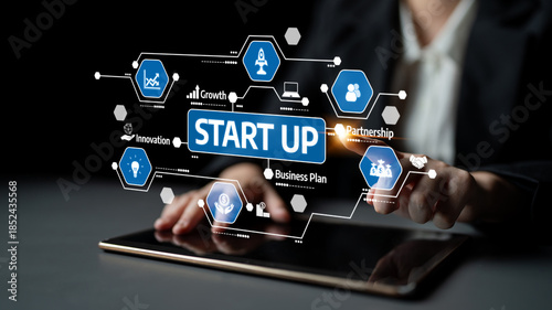 Foto A business professional engages with a tablet, visualizing key start-up themes such as innovation, growth, and partnership, essential for aspiring entrepreneurs