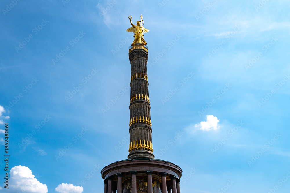 Naklejka premium Berlin monument shines in sunlight. Berlin monument stands as a symbol. Berlin monument represents German pride. Berlin monument attracts visitors daily.