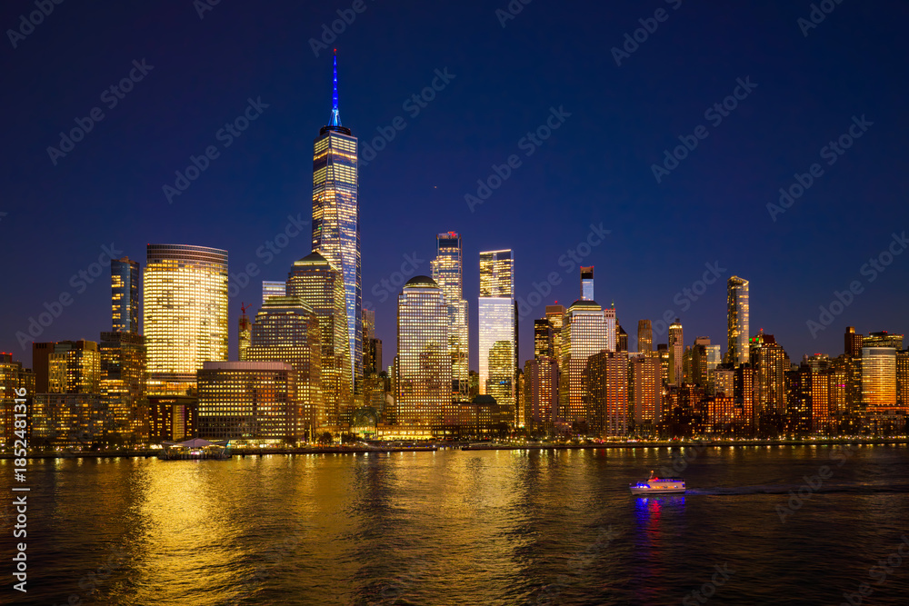 Obraz premium Manhattan at night. New York City panoramic skyline. NYC aerial cityscape. New York City downtown at night. New York panoramic cityscape. NYC night skyline with Manhattan. New York City aerial skyline