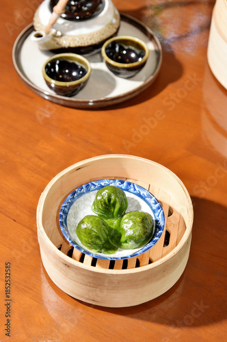 Shrimp dumplings in a bamboo basket (Spinach dumplings)