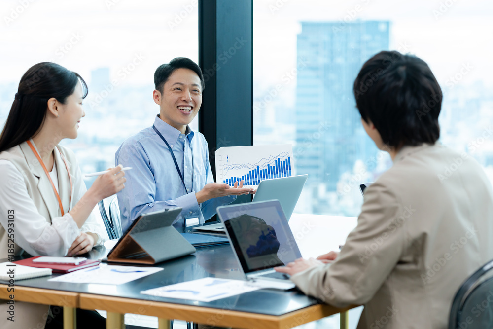 Fototapeta premium オフィスでミーティングするビジネスパーソン