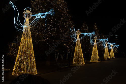 Foto Christmas Angels Light Installations on a Pine Tree with Artistic Film Grain and