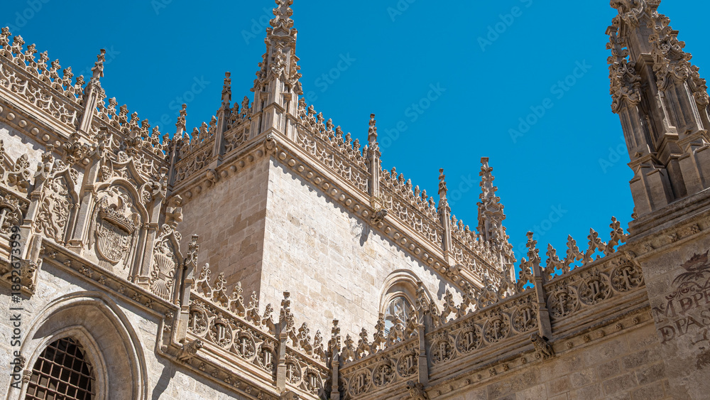 Fototapeta premium Detalle agujas chapiteles de la basílica catedral siglo XVI de Granada, España