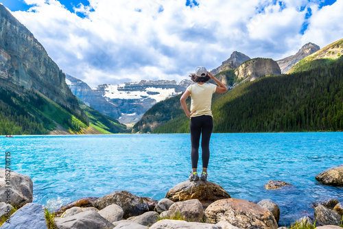Schilderij op canvas Tourist enjoying breathtaking view of lake louise in banff national park