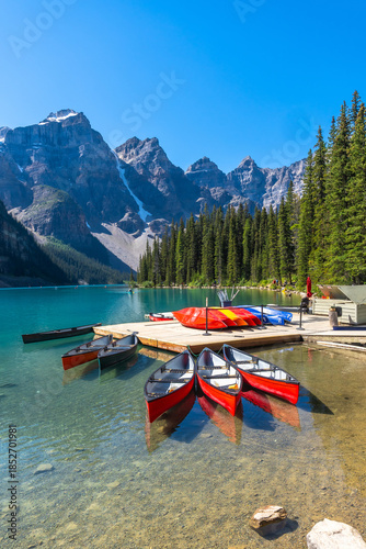 Foto Canoes docked at moraine lake in banff national park, canadian rockies