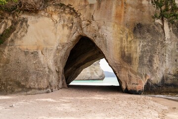 Poster Cathedral Cove Natuurlijke rotsboog Cathedral Cove zandstrand  © Rodrigo