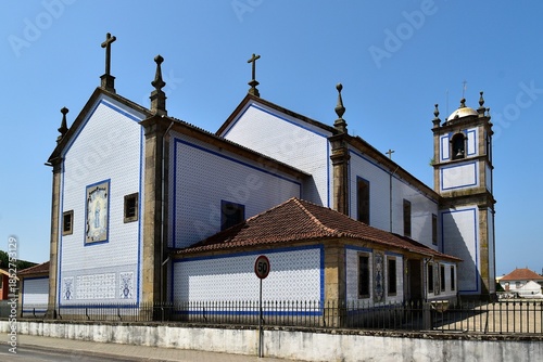 Vue arrière de l’église Sainte Marie de Válega au Portugal
