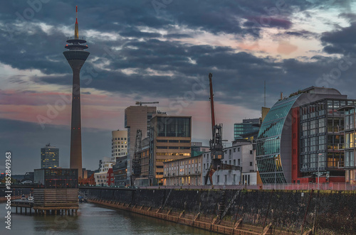 Düsseldorfer Medienhafen bei Dämmerung