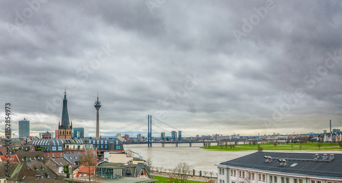 Düsseldorfer Skyline am Rhein