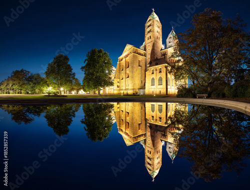 Dom zu Speyer mit Spiegelung in einem Brunnen zur blauen Stunde