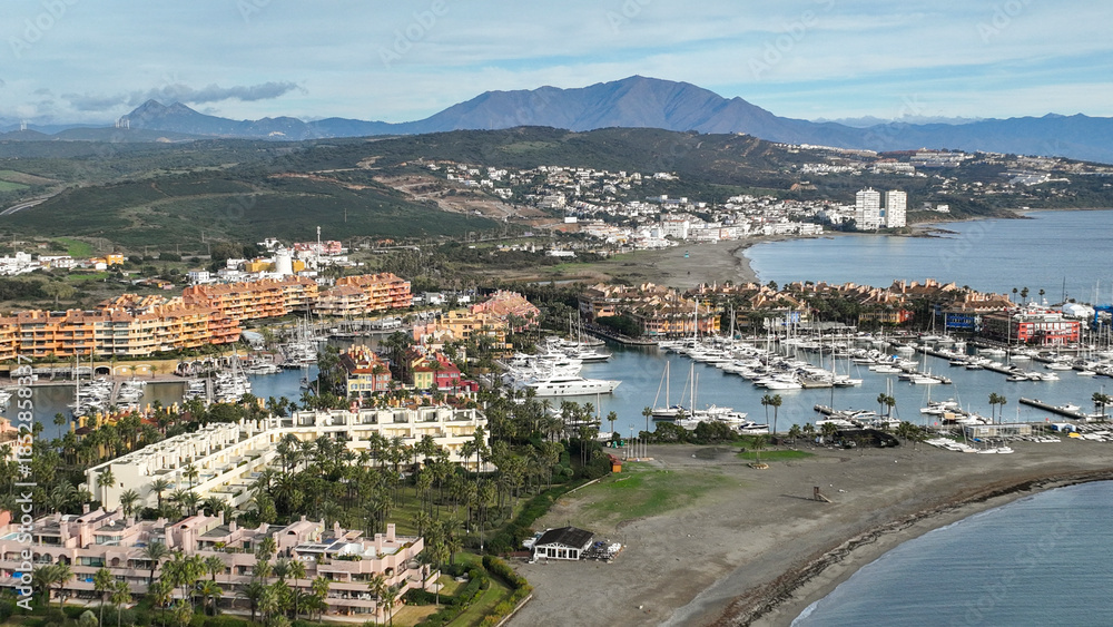 Fototapeta premium vistas del puerto de Sotogrande en el término municipal de San Roque, España